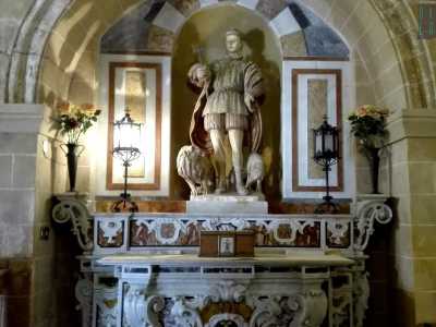 La statua di San Vito (le cui spoglie sono state custodite qui pi� di mille anni fa) raffigurato con una croce in mano e circondato da un cane e da un leone